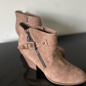 Women's size 10M Guess ankle boots with heel